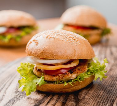 büyük hamburger domates dilimleri ile