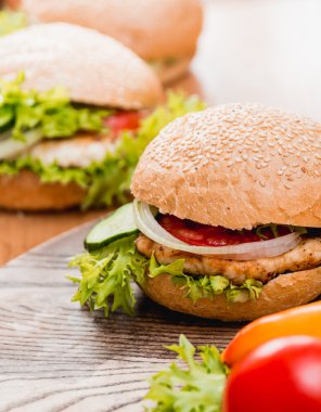 büyük hamburger domates dilimleri ile