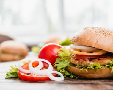 büyük hamburger domates dilimleri ile