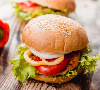 büyük hamburger domates dilimleri ile