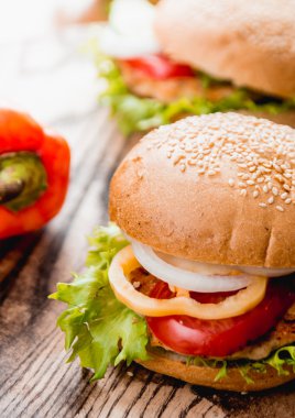 büyük hamburger domates dilimleri ile
