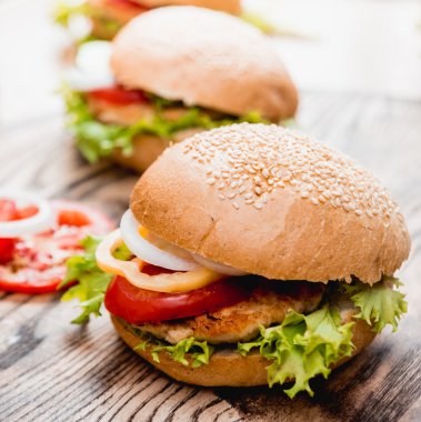 büyük hamburger domates dilimleri ile