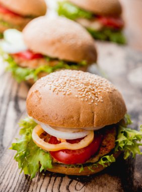büyük hamburger domates dilimleri ile