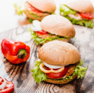 büyük hamburger domates dilimleri ile