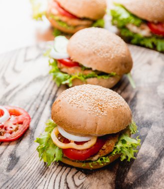 büyük hamburger domates dilimleri ile