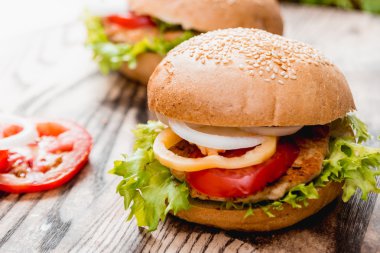 büyük hamburger domates dilimleri ile