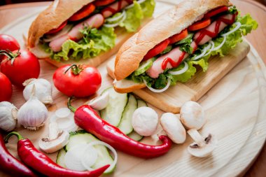 Büyük sosisli makarna