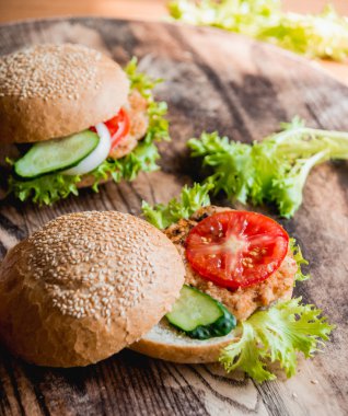 büyük hamburger domates dilimleri ile