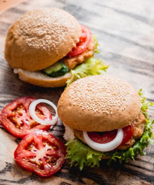 büyük hamburger domates dilimleri ile