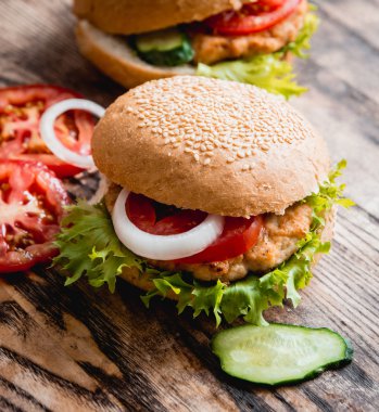 büyük hamburger domates dilimleri ile