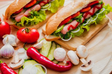 Büyük sosisli makarna