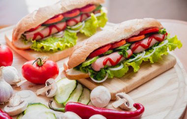 Büyük sosisli makarna