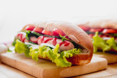 Büyük sosisli makarna