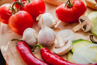 Domates roup sebzeli