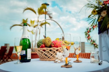 şişe şampanya beyaz masa gözlüklerle 