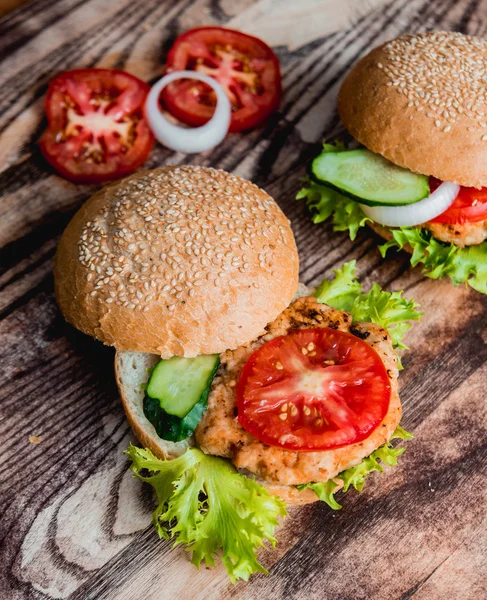 büyük hamburger domates dilimleri ile