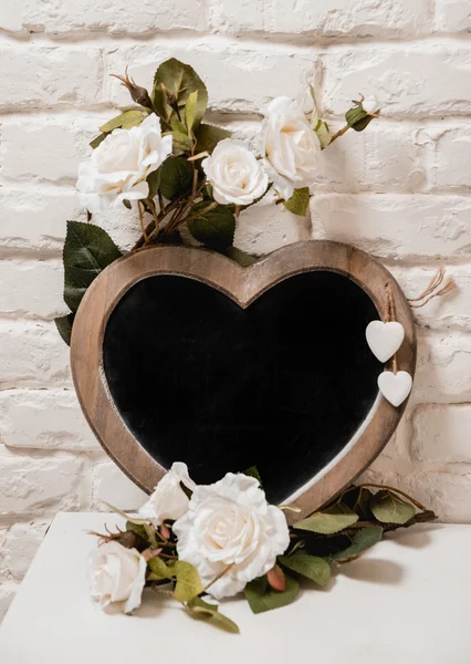 Rahmen als Herz mit Blumen — Stockfoto