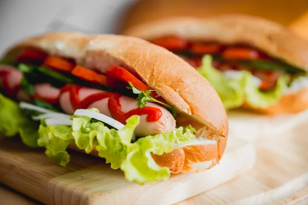 Perros calientes grandes con verduras — Foto de Stock