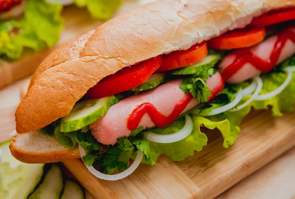 Perros calientes grandes con verduras — Foto de Stock