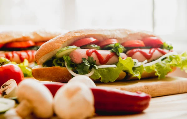 Perros calientes grandes con verduras — Foto de Stock