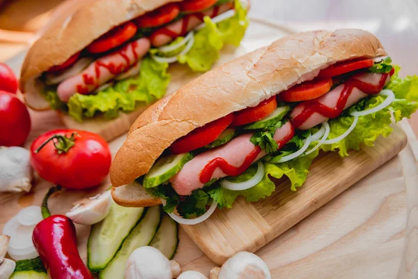 Perros calientes grandes con verduras — Foto de Stock