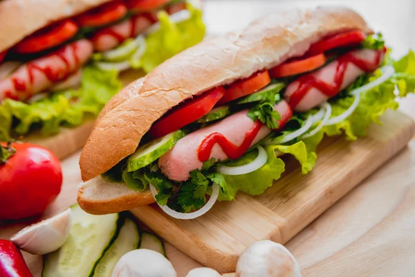 Perros calientes grandes con verduras — Foto de Stock