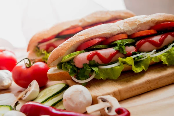 Perros calientes grandes con verduras — Foto de Stock