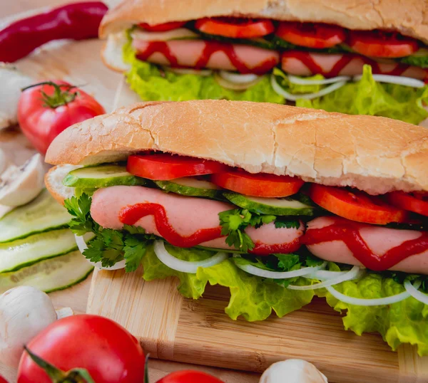 Perros calientes grandes con verduras — Foto de Stock