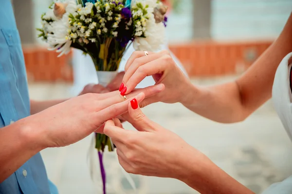 Hand att sätta ringen på manliga finger, — Stockfoto