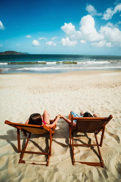 Pareja enamorada en la playa — Foto de Stock