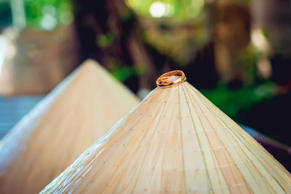 躺在越南帽子上的结婚戒指 — 图库照片