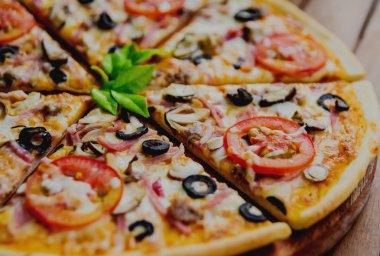 Büyük pizza domates ve Siyah Zeytin ile