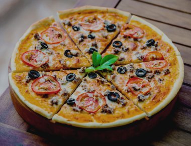Büyük pizza domates ve Siyah Zeytin ile