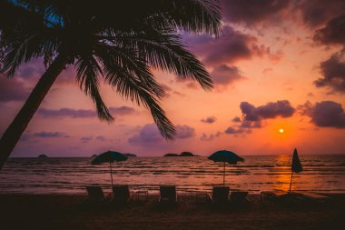 Sahilde güzel bir gün batımı