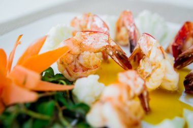 Kızarmış karides sebze ve sos ile