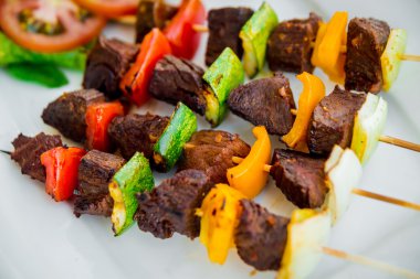 Şiş ızgara sebzeli et
