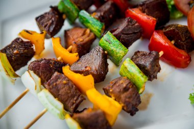 Şiş ızgara sebzeli et