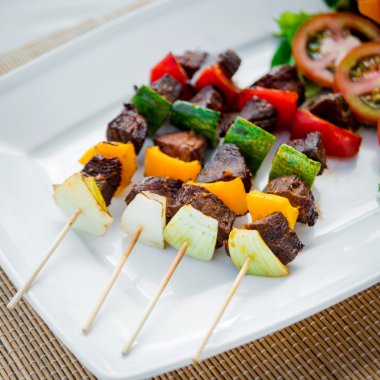 Şiş ızgara sebzeli et