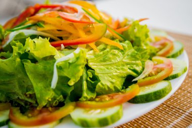 Taze sebze salatası.