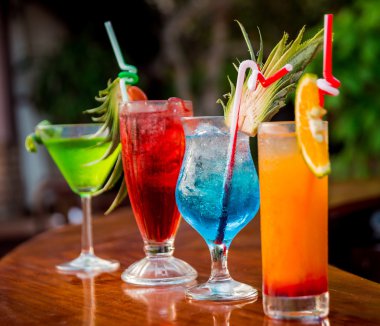 renkli kokteyller üzerinde Bar