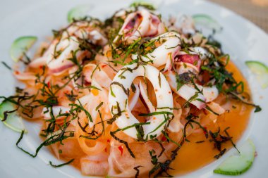 Sebze salatası ile kalamar halkaları