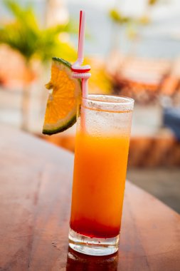 Turuncu kokteyl beyaz kokteyl tüp ile