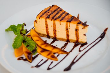 Tatlı çikolata döktü