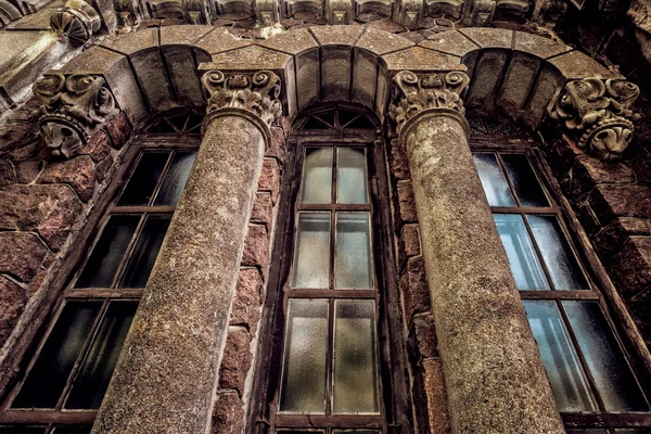 Sütunlarla Gotik windows — Stok fotoğraf