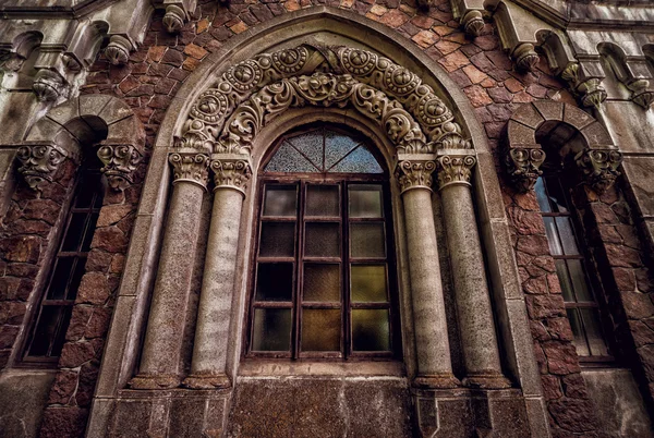 Gotische huis met kolommen — Stockfoto