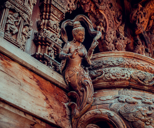 Деревянная скульптура в святилище
