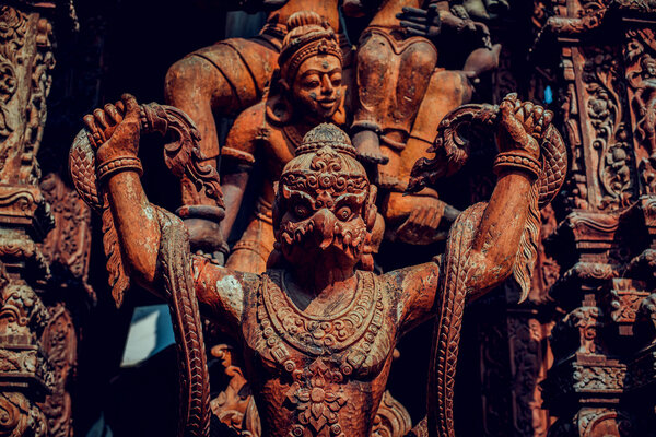 Деревянная скульптура в святилище
