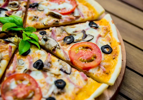 Pizza grande con tomates y aceitunas negras —  Fotos de Stock