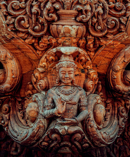 Деревянная скульптура в святилище
