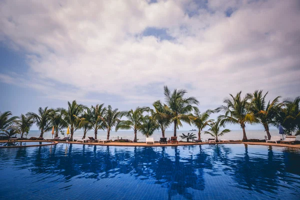 Piscina azul com palmeiras — Fotografia de Stock